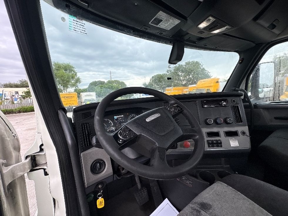Day Cab Tractor-Heavy Duty Tractors-Freightliner-2019-T12664ST-Pompano Beach-FL-297,915\n\t\tmiles-$ 48,250 - Image 10