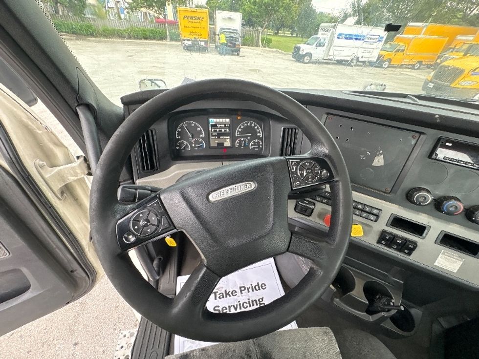 Day Cab Tractor-Heavy Duty Tractors-Freightliner-2019-T12664ST-Pompano Beach-FL-297,915\n\t\tmiles-$ 48,250 - Image 11