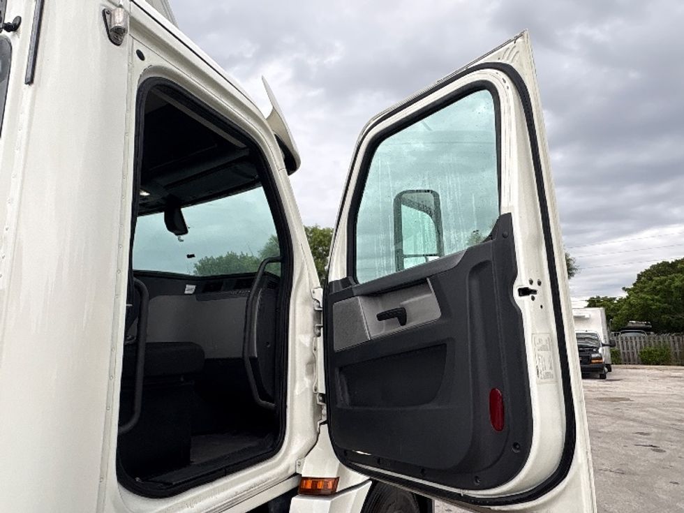 Day Cab Tractor-Heavy Duty Tractors-Freightliner-2019-T12664ST-Pompano Beach-FL-297,915\n\t\tmiles-$ 48,250 - Image 12