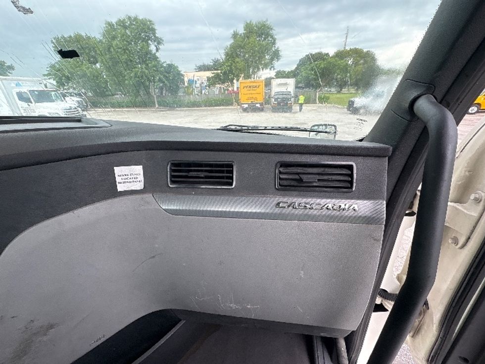 Day Cab Tractor-Heavy Duty Tractors-Freightliner-2019-T12664ST-Pompano Beach-FL-297,915\n\t\tmiles-$ 48,250 - Image 13
