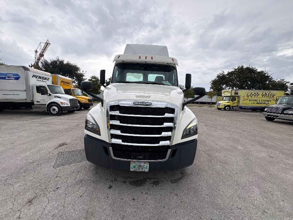 Day Cab Tractor-Heavy Duty Tractors-Freightliner-2019-T12664ST-Pompano Beach-FL-297,915\n\t\tmiles-$ 48,250 - Image 2