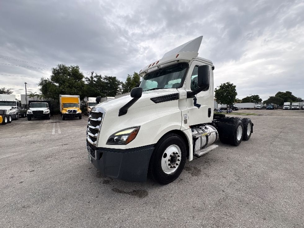 Day Cab Tractor-Heavy Duty Tractors-Freightliner-2019-T12664ST-Pompano Beach-FL-297,915\n\t\tmiles-$ 48,250 - Image 3