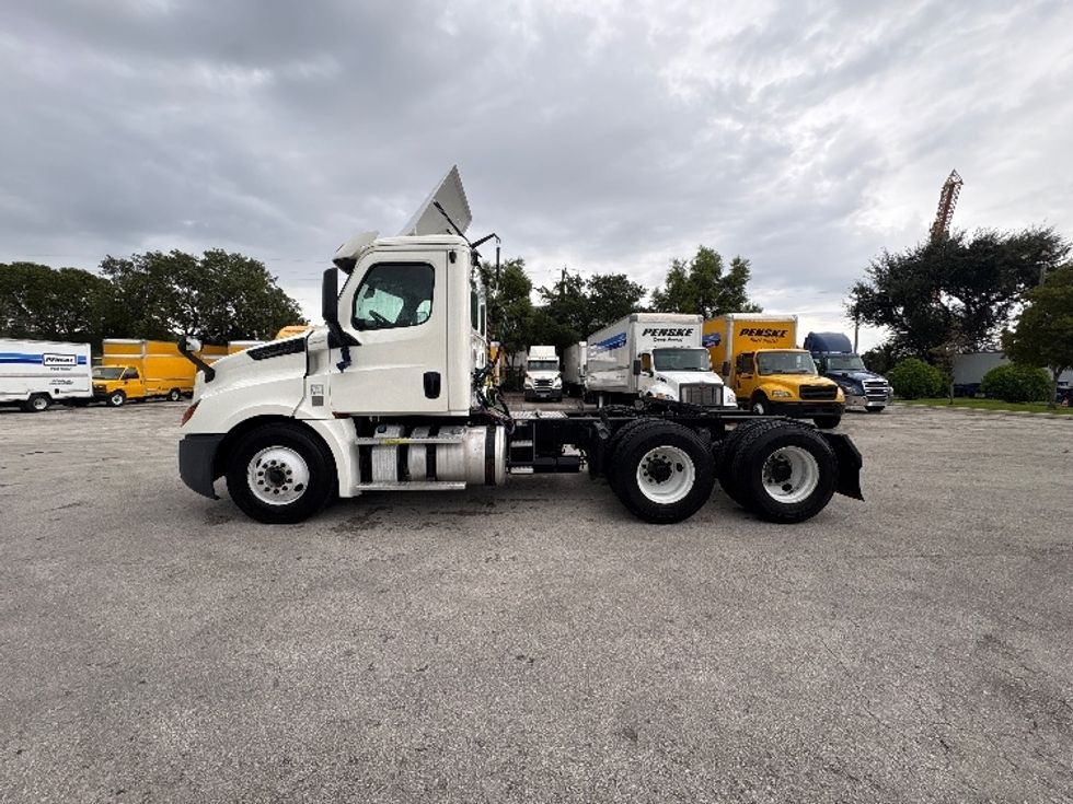 Day Cab Tractor-Heavy Duty Tractors-Freightliner-2019-T12664ST-Pompano Beach-FL-297,915\n\t\tmiles-$ 48,250 - Image 4