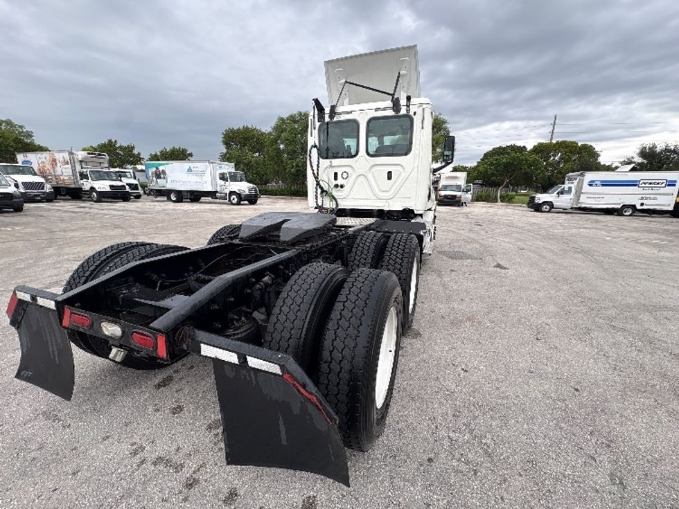 Day Cab Tractor-Heavy Duty Tractors-Freightliner-2019-T12664ST-Pompano Beach-FL-297,915\n\t\tmiles-$ 48,250 - Image 7