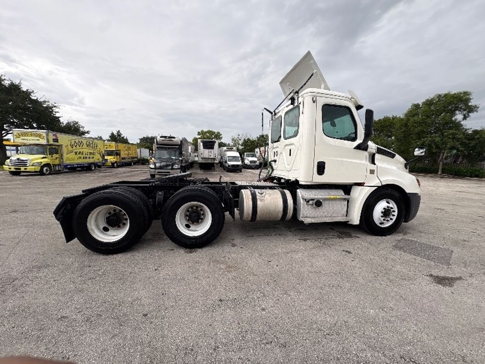 Day Cab Tractor-Heavy Duty Tractors-Freightliner-2019-T12664ST-Pompano Beach-FL-297,915\n\t\tmiles-$ 48,250 - Image 8