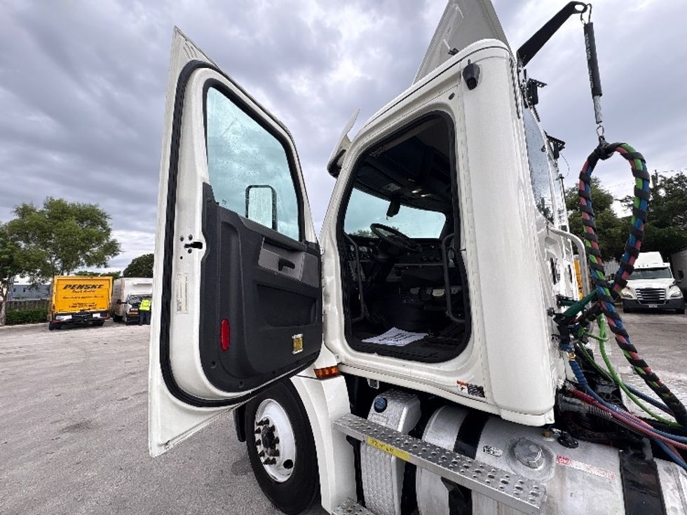 Day Cab Tractor-Heavy Duty Tractors-Freightliner-2019-T12664ST-Pompano Beach-FL-297,915\n\t\tmiles-$ 48,250 - Image 9