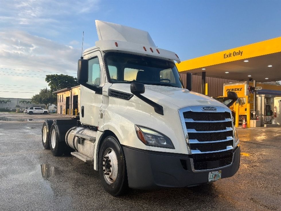 Day Cab Tractor-Heavy Duty Tractors-Freightliner-2019-T12664ST-Pompano Beach-FL-313,880\n\t\tmiles-$ 47,250 - Image 1