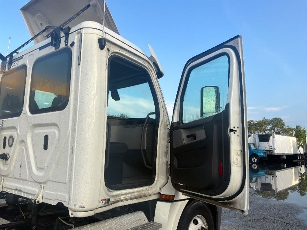 Day Cab Tractor-Heavy Duty Tractors-Freightliner-2019-T12664ST-Pompano Beach-FL-313,880\n\t\tmiles-$ 47,250 - Image 12