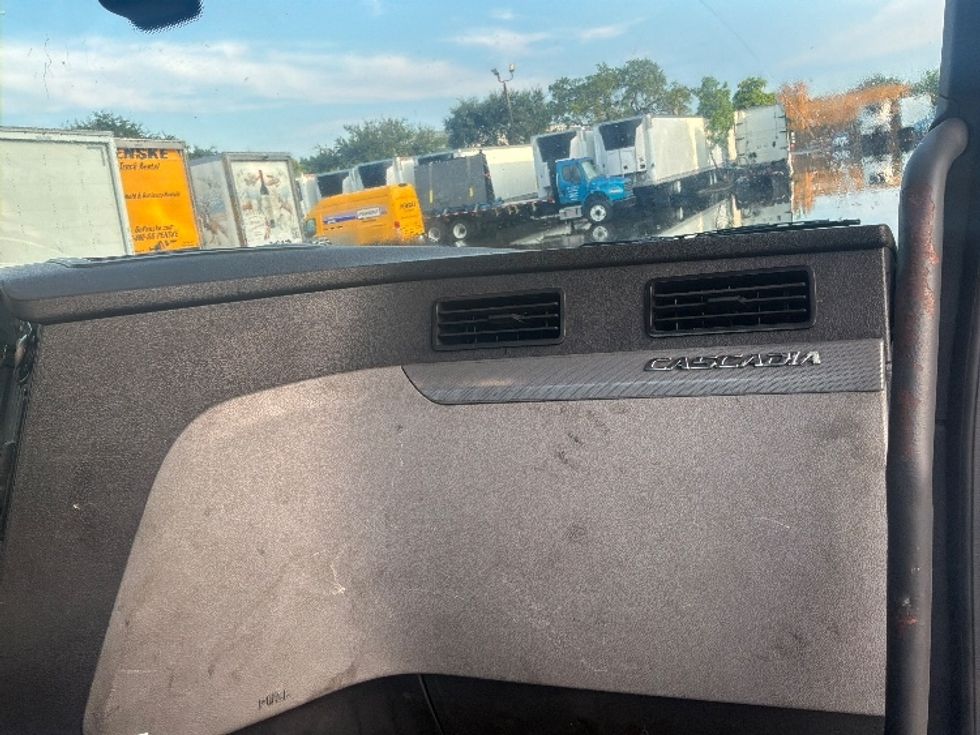 Day Cab Tractor-Heavy Duty Tractors-Freightliner-2019-T12664ST-Pompano Beach-FL-313,880\n\t\tmiles-$ 47,250 - Image 13