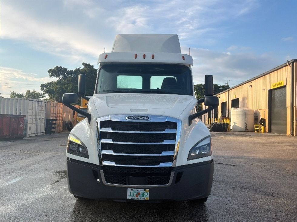 Day Cab Tractor-Heavy Duty Tractors-Freightliner-2019-T12664ST-Pompano Beach-FL-313,880\n\t\tmiles-$ 47,250 - Image 2