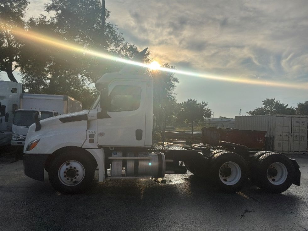 Day Cab Tractor-Heavy Duty Tractors-Freightliner-2019-T12664ST-Pompano Beach-FL-313,880\n\t\tmiles-$ 47,250 - Image 4
