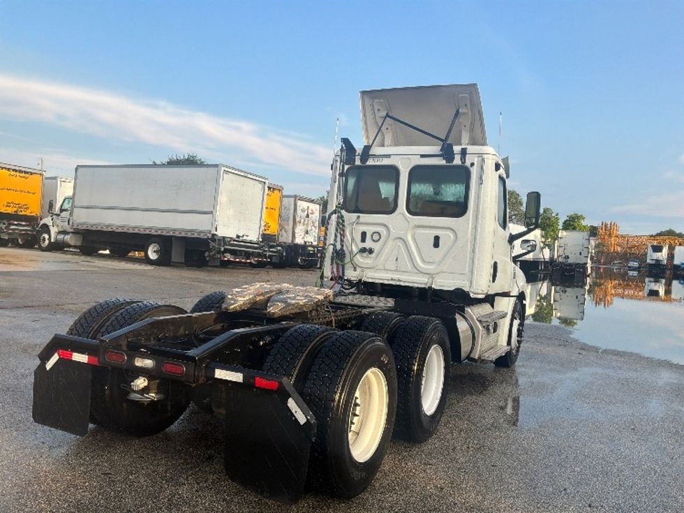 Day Cab Tractor-Heavy Duty Tractors-Freightliner-2019-T12664ST-Pompano Beach-FL-313,880\n\t\tmiles-$ 47,250 - Image 7