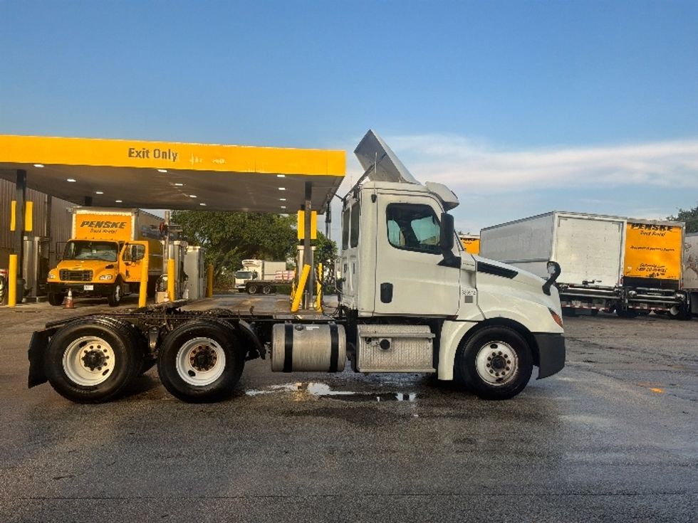 Day Cab Tractor-Heavy Duty Tractors-Freightliner-2019-T12664ST-Pompano Beach-FL-313,880\n\t\tmiles-$ 47,250 - Image 8