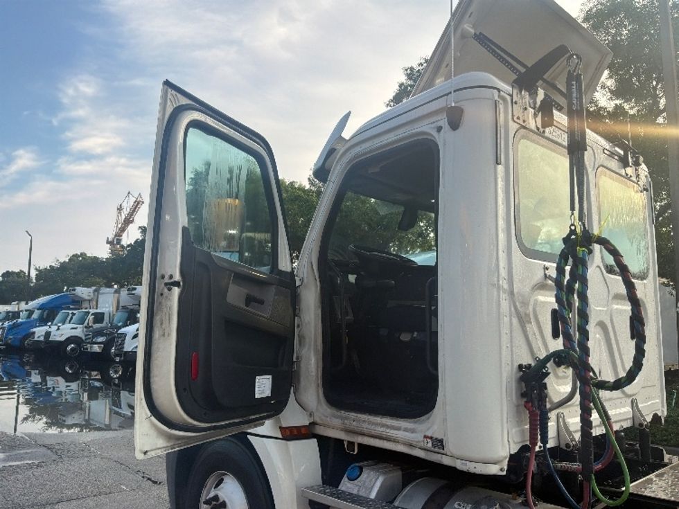 Day Cab Tractor-Heavy Duty Tractors-Freightliner-2019-T12664ST-Pompano Beach-FL-313,880\n\t\tmiles-$ 47,250 - Image 9