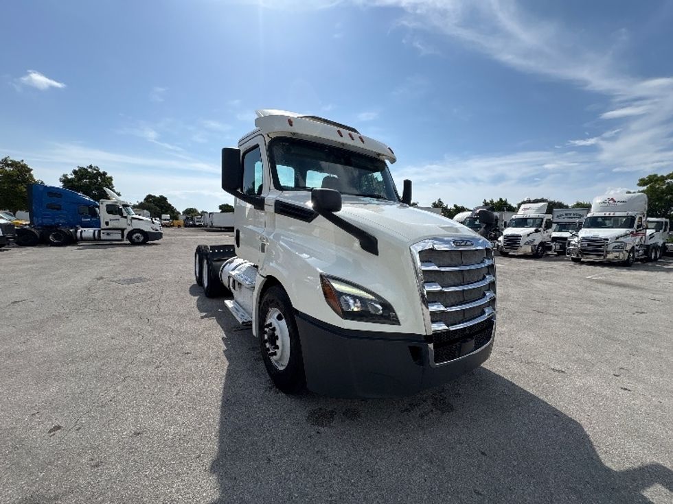 Day Cab Tractor-Heavy Duty Tractors-Freightliner-2019-T12664ST-Pompano Beach-FL-325,030\n\t\tmiles-$ 45,000 - Image 1