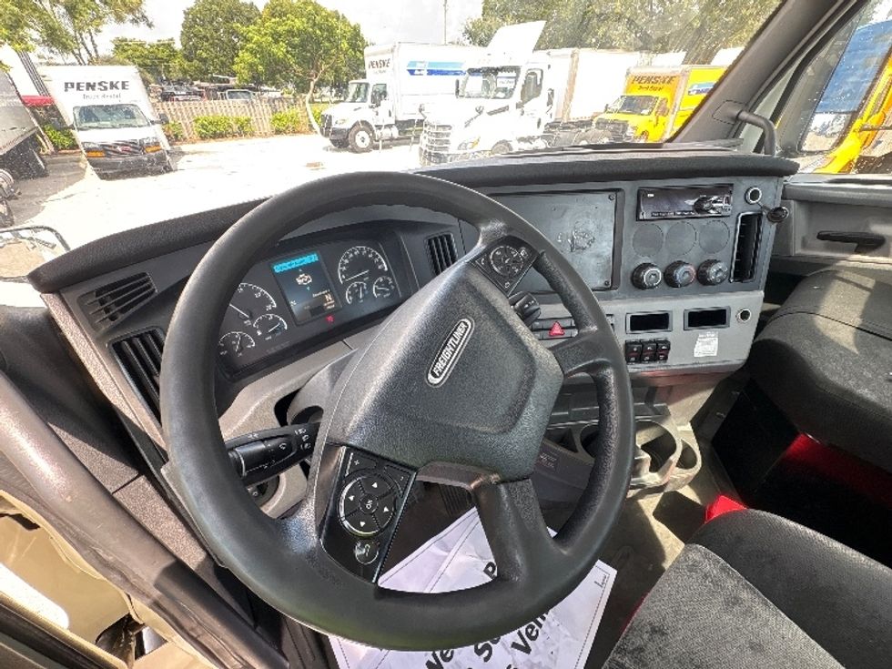 Day Cab Tractor-Heavy Duty Tractors-Freightliner-2019-T12664ST-Pompano Beach-FL-325,030\n\t\tmiles-$ 45,000 - Image 10