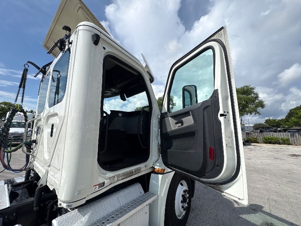 Day Cab Tractor-Heavy Duty Tractors-Freightliner-2019-T12664ST-Pompano Beach-FL-325,030\n\t\tmiles-$ 45,000 - Image 12