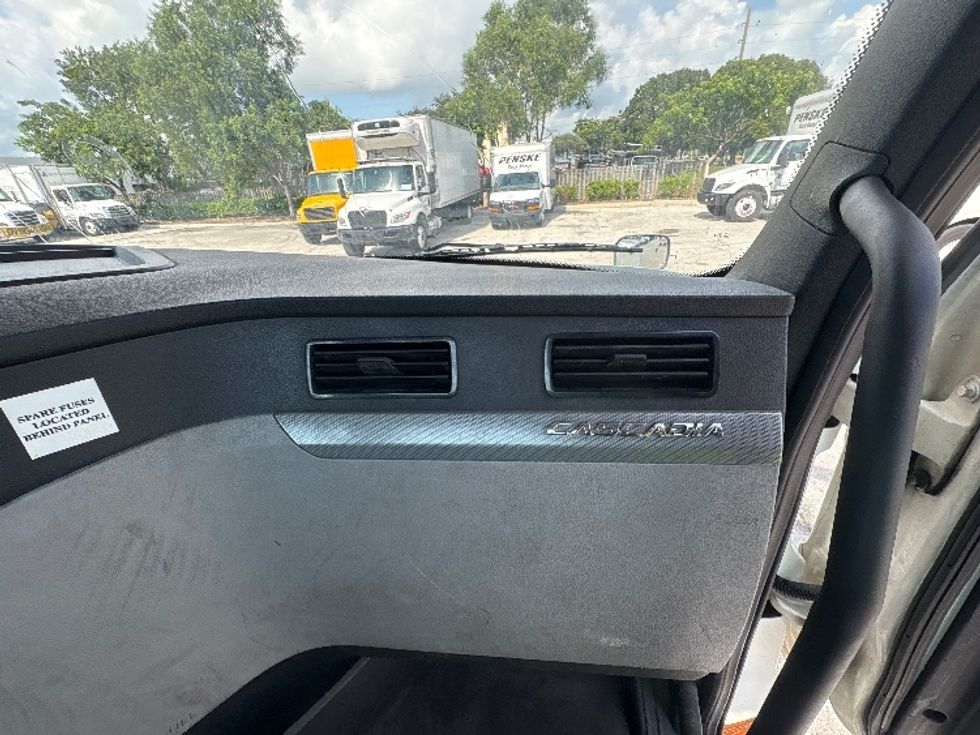 Day Cab Tractor-Heavy Duty Tractors-Freightliner-2019-T12664ST-Pompano Beach-FL-325,030\n\t\tmiles-$ 45,000 - Image 13