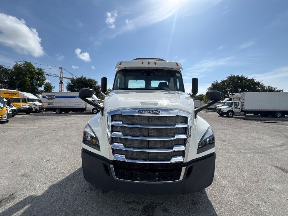 Day Cab Tractor-Heavy Duty Tractors-Freightliner-2019-T12664ST-Pompano Beach-FL-325,030\n\t\tmiles-$ 45,000 - Image 2