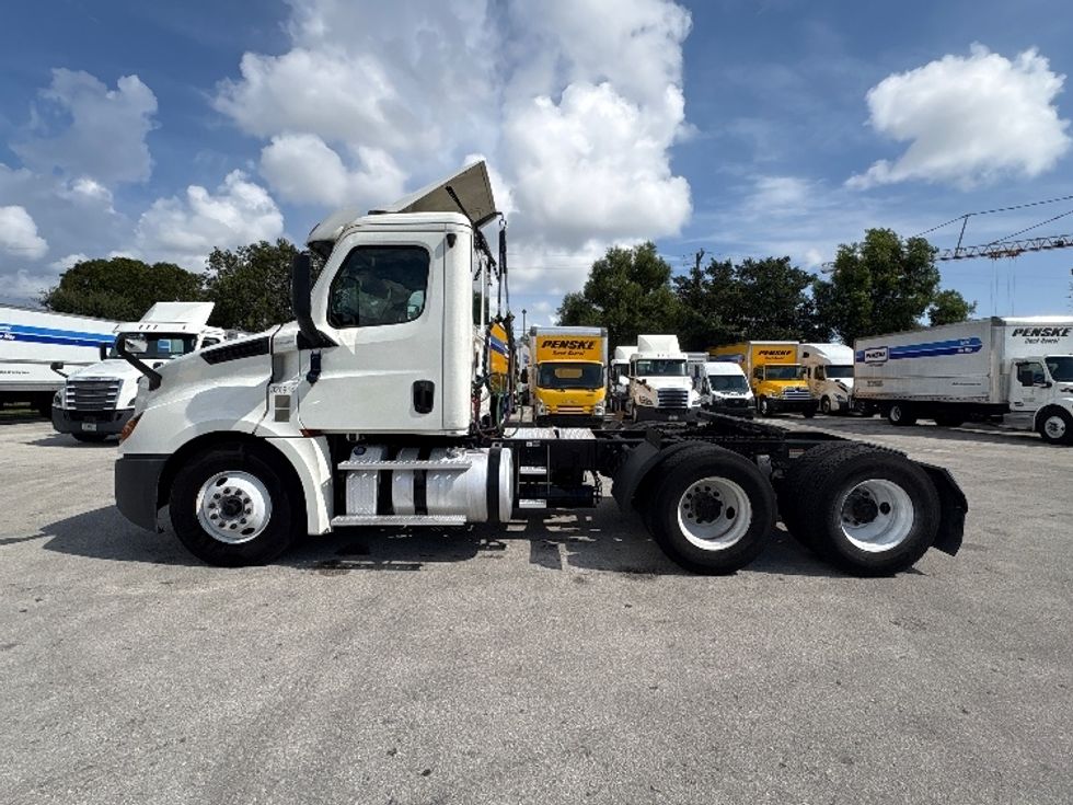 Day Cab Tractor-Heavy Duty Tractors-Freightliner-2019-T12664ST-Pompano Beach-FL-325,030\n\t\tmiles-$ 45,000 - Image 4