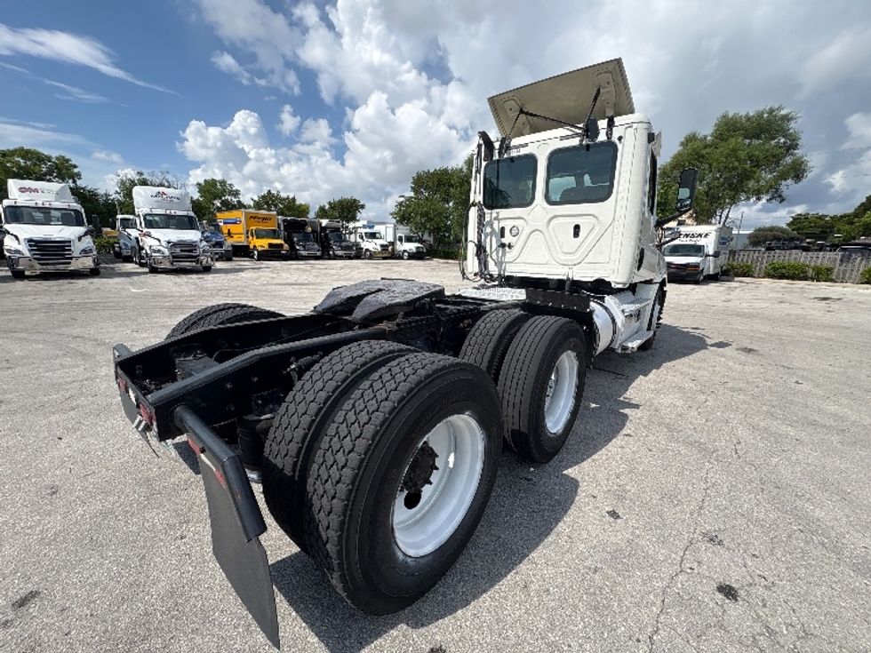 Day Cab Tractor-Heavy Duty Tractors-Freightliner-2019-T12664ST-Pompano Beach-FL-325,030\n\t\tmiles-$ 45,000 - Image 7
