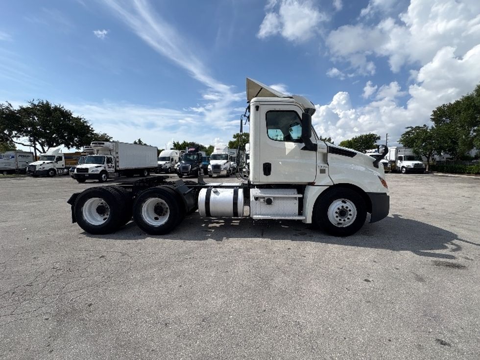 Day Cab Tractor-Heavy Duty Tractors-Freightliner-2019-T12664ST-Pompano Beach-FL-325,030\n\t\tmiles-$ 45,000 - Image 8