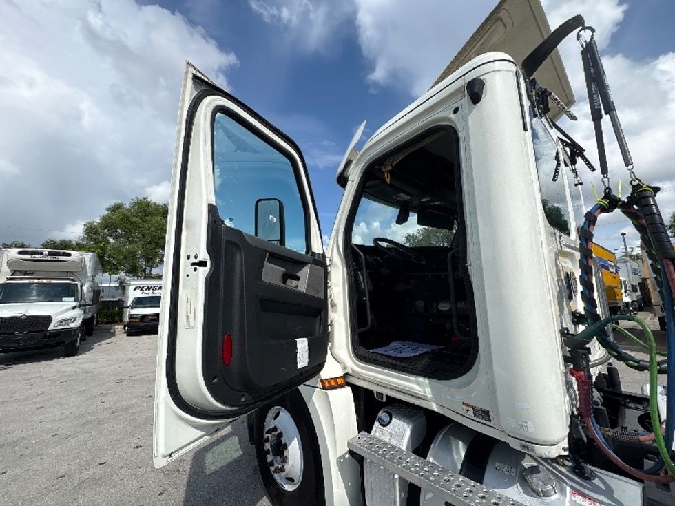 Day Cab Tractor-Heavy Duty Tractors-Freightliner-2019-T12664ST-Pompano Beach-FL-325,030\n\t\tmiles-$ 45,000 - Image 9