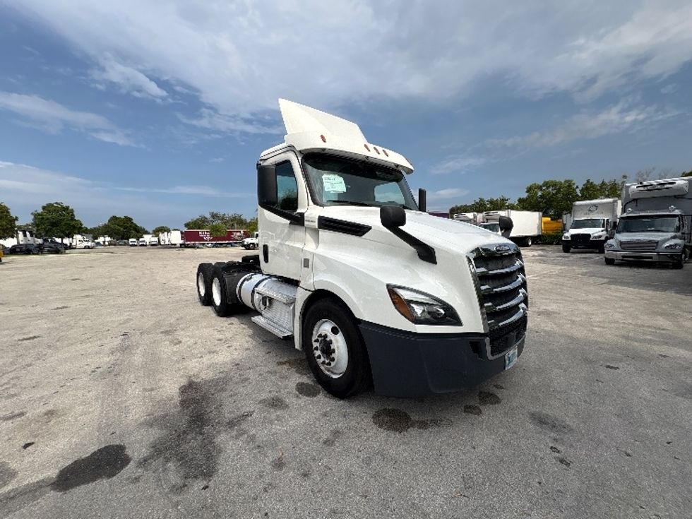 Day Cab Tractor-Heavy Duty Tractors-Freightliner-2019-T12664ST-Pompano Beach-FL-325,863\n\t\tmiles-$ 48,000 - Image 1