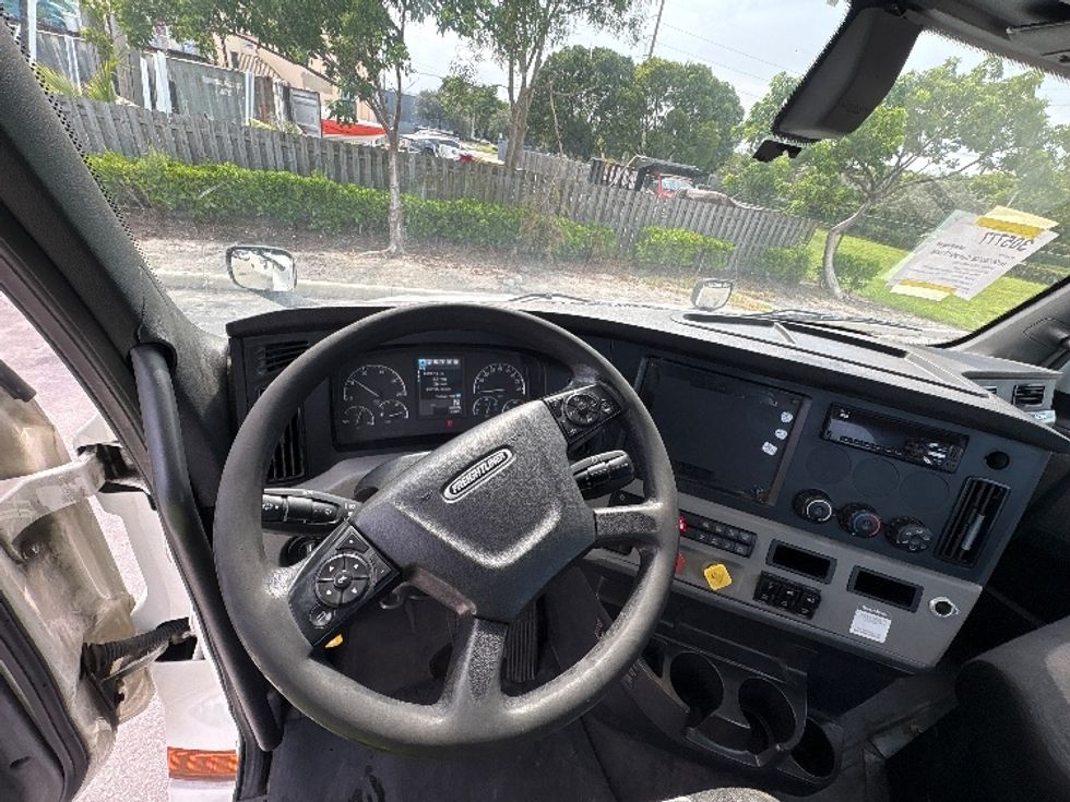 Day Cab Tractor-Heavy Duty Tractors-Freightliner-2019-T12664ST-Pompano Beach-FL-325,863\n\t\tmiles-$ 48,000 - Image 11