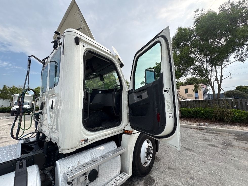Day Cab Tractor-Heavy Duty Tractors-Freightliner-2019-T12664ST-Pompano Beach-FL-325,863\n\t\tmiles-$ 48,000 - Image 12