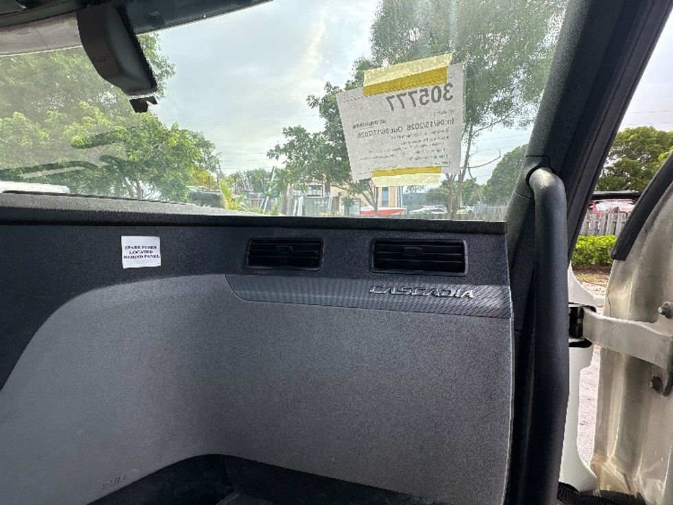 Day Cab Tractor-Heavy Duty Tractors-Freightliner-2019-T12664ST-Pompano Beach-FL-325,863\n\t\tmiles-$ 48,000 - Image 13