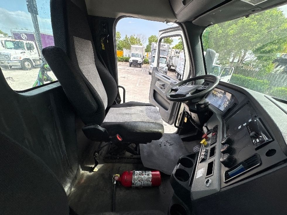 Day Cab Tractor-Heavy Duty Tractors-Freightliner-2019-T12664ST-Pompano Beach-FL-325,863\n\t\tmiles-$ 48,000 - Image 14