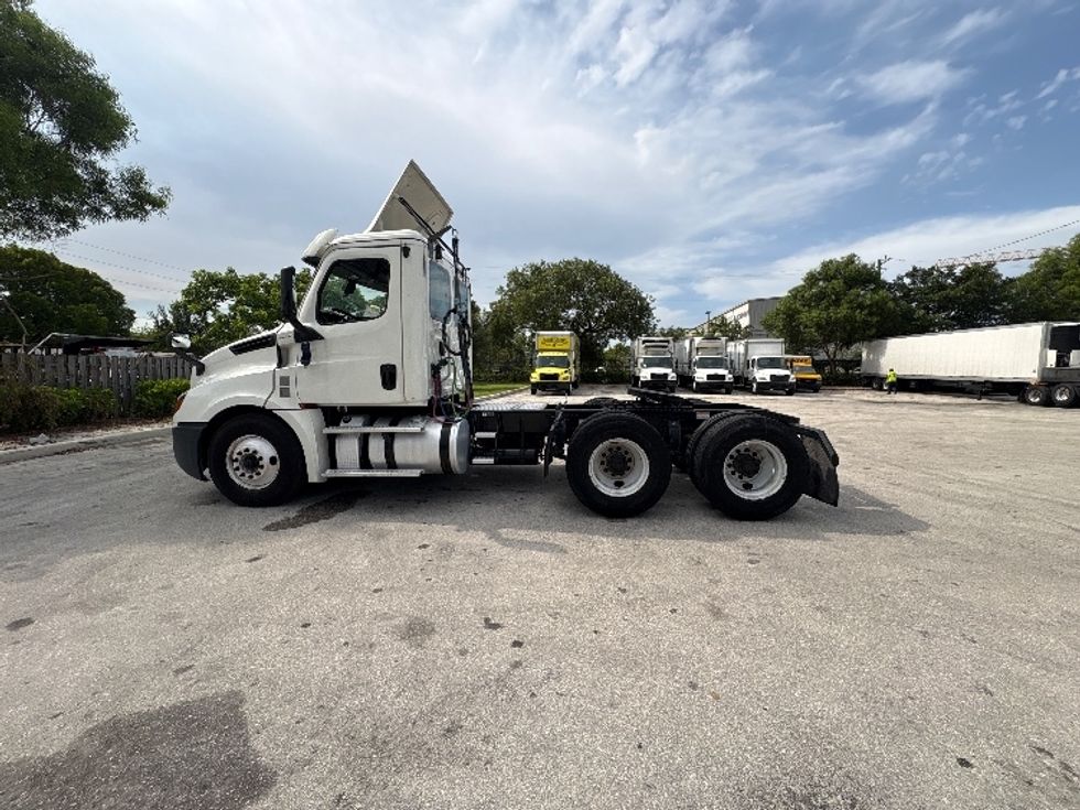 Day Cab Tractor-Heavy Duty Tractors-Freightliner-2019-T12664ST-Pompano Beach-FL-325,863\n\t\tmiles-$ 48,000 - Image 4