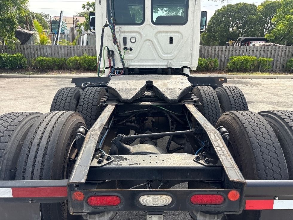 Day Cab Tractor-Heavy Duty Tractors-Freightliner-2019-T12664ST-Pompano Beach-FL-325,863\n\t\tmiles-$ 48,000 - Image 6