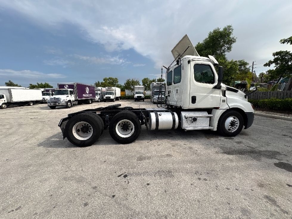 Day Cab Tractor-Heavy Duty Tractors-Freightliner-2019-T12664ST-Pompano Beach-FL-325,863\n\t\tmiles-$ 48,000 - Image 8