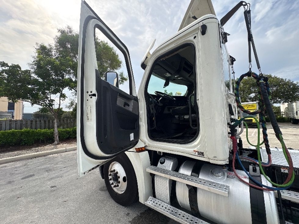 Day Cab Tractor-Heavy Duty Tractors-Freightliner-2019-T12664ST-Pompano Beach-FL-325,863\n\t\tmiles-$ 48,000 - Image 9
