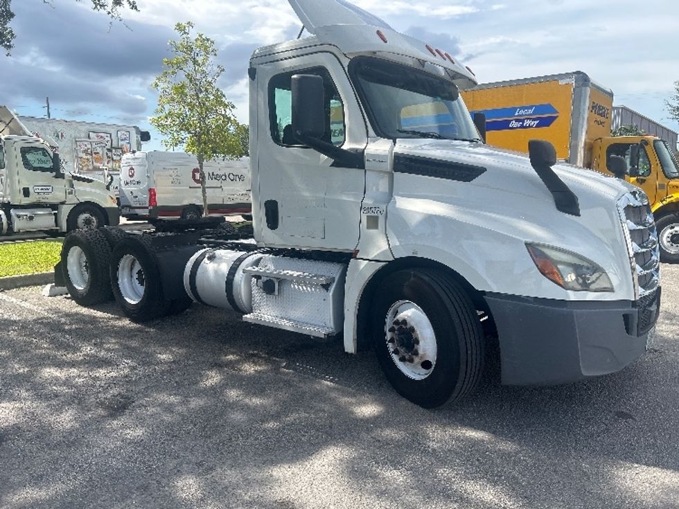 Day Cab Tractor-Heavy Duty Tractors-Freightliner-2019-T12664ST-Pompano Beach-FL-332,873\n\t\tmiles-$ 45,750 - Image 1