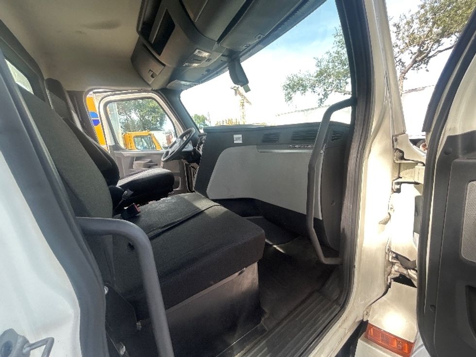 Day Cab Tractor-Heavy Duty Tractors-Freightliner-2019-T12664ST-Pompano Beach-FL-332,873\n\t\tmiles-$ 45,750 - Image 11