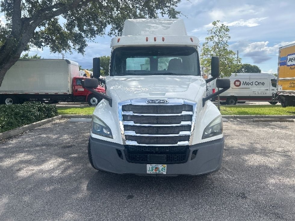 Day Cab Tractor-Heavy Duty Tractors-Freightliner-2019-T12664ST-Pompano Beach-FL-332,873\n\t\tmiles-$ 45,750 - Image 2