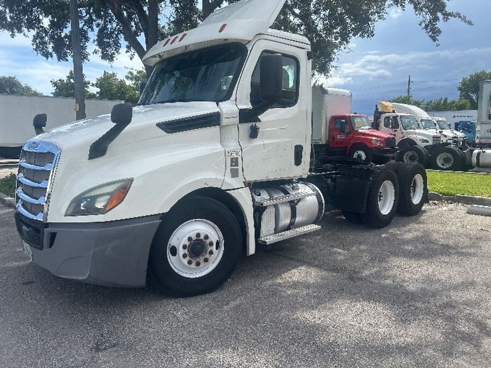 Day Cab Tractor-Heavy Duty Tractors-Freightliner-2019-T12664ST-Pompano Beach-FL-332,873\n\t\tmiles-$ 45,750 - Image 3