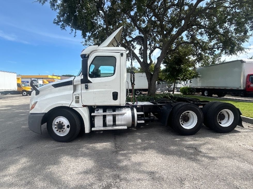Day Cab Tractor-Heavy Duty Tractors-Freightliner-2019-T12664ST-Pompano Beach-FL-332,873\n\t\tmiles-$ 45,750 - Image 4