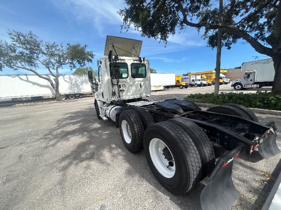 Day Cab Tractor-Heavy Duty Tractors-Freightliner-2019-T12664ST-Pompano Beach-FL-332,873\n\t\tmiles-$ 45,750 - Image 5