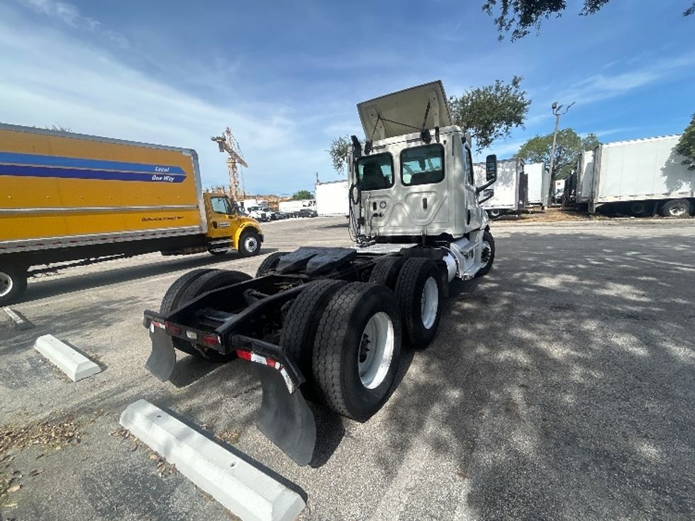 Day Cab Tractor-Heavy Duty Tractors-Freightliner-2019-T12664ST-Pompano Beach-FL-332,873\n\t\tmiles-$ 45,750 - Image 7