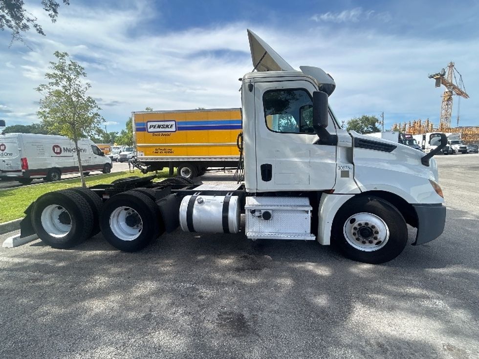 Day Cab Tractor-Heavy Duty Tractors-Freightliner-2019-T12664ST-Pompano Beach-FL-332,873\n\t\tmiles-$ 45,750 - Image 8