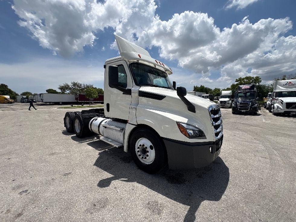 Day Cab Tractor-Heavy Duty Tractors-Freightliner-2019-T12664ST-Pompano Beach-FL-337,780\n\t\tmiles-$ 43,500 - Image 1