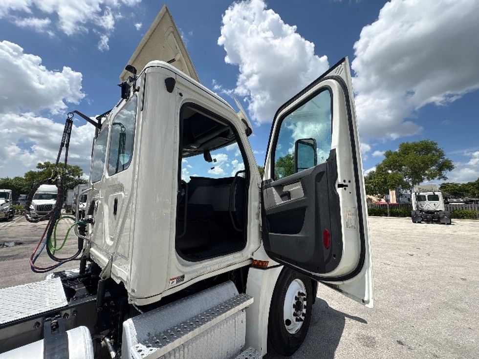 Day Cab Tractor-Heavy Duty Tractors-Freightliner-2019-T12664ST-Pompano Beach-FL-337,780\n\t\tmiles-$ 43,500 - Image 12