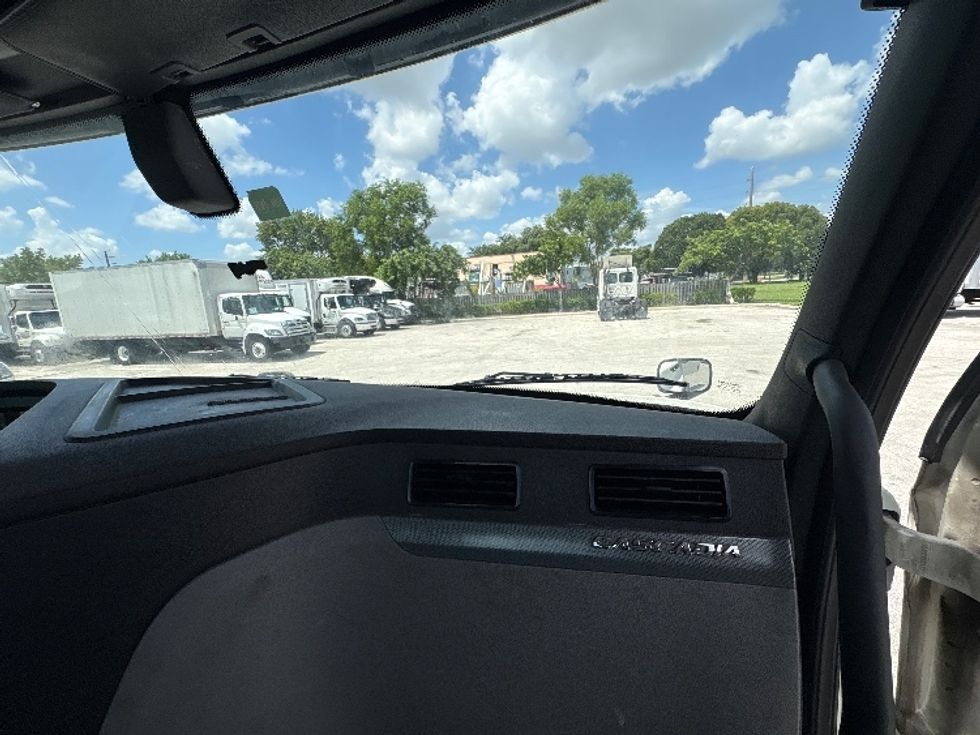 Day Cab Tractor-Heavy Duty Tractors-Freightliner-2019-T12664ST-Pompano Beach-FL-337,780\n\t\tmiles-$ 43,500 - Image 13