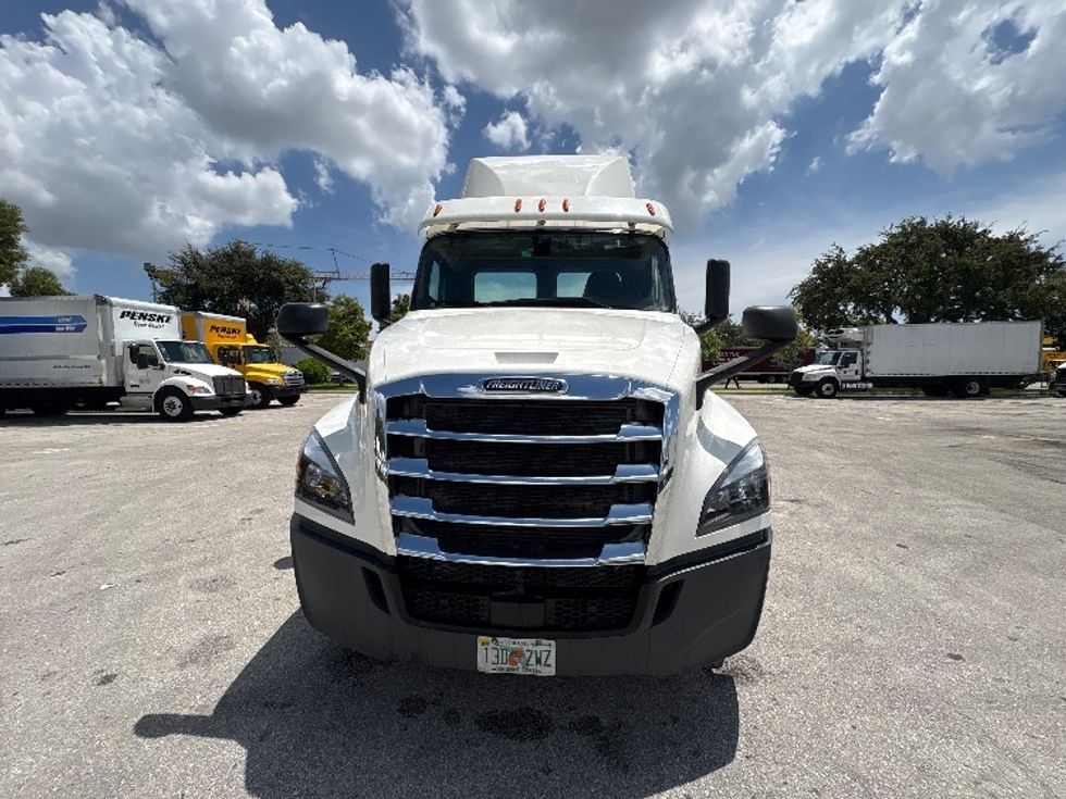 Day Cab Tractor-Heavy Duty Tractors-Freightliner-2019-T12664ST-Pompano Beach-FL-337,780\n\t\tmiles-$ 43,500 - Image 2