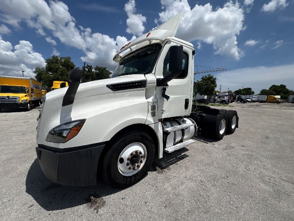 Day Cab Tractor-Heavy Duty Tractors-Freightliner-2019-T12664ST-Pompano Beach-FL-337,780\n\t\tmiles-$ 43,500 - Image 3