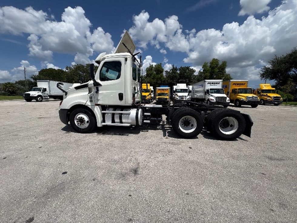 Day Cab Tractor-Heavy Duty Tractors-Freightliner-2019-T12664ST-Pompano Beach-FL-337,780\n\t\tmiles-$ 43,500 - Image 4